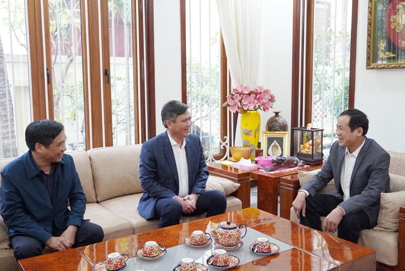 - Đồng chí Chủ tịch UBND tỉnh Trần Thắng đến thăm, chúc Tết đồng chí Trần Công Thuật và gia đình.