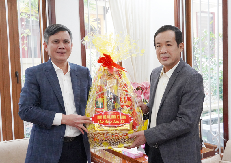 Đồng chí Chủ tịch UBND tỉnh Trần Thắng tặng quà Tết cho đồng chí Trần Công Thuật.