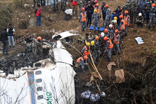 Lực lượng cứu hộ chuyển thi thể nạn nhân tại hiện trường vụ rơi máy bay ở thị trấn Pokhara, miền Trung Nepal ngày 15/1/2023. Ảnh: AFP/TTXVN