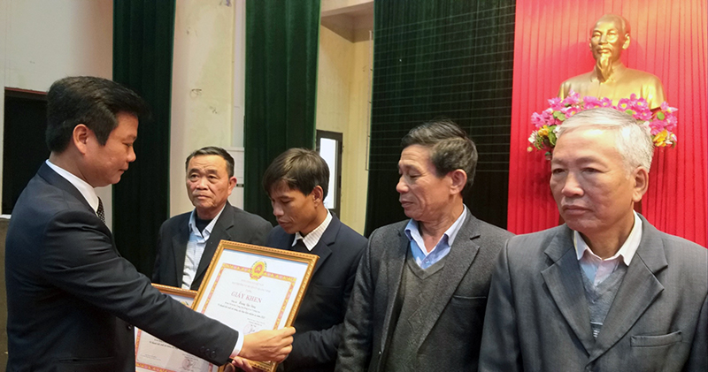 Lãnh đạo huyện Quảng Ninh tặng giấy khen cho các Bí thư Đảng ủy bộ phận, Bí thư chi bộ có thành tích xuất sắc trong thực hiện nhiệm vụ năm 2022.