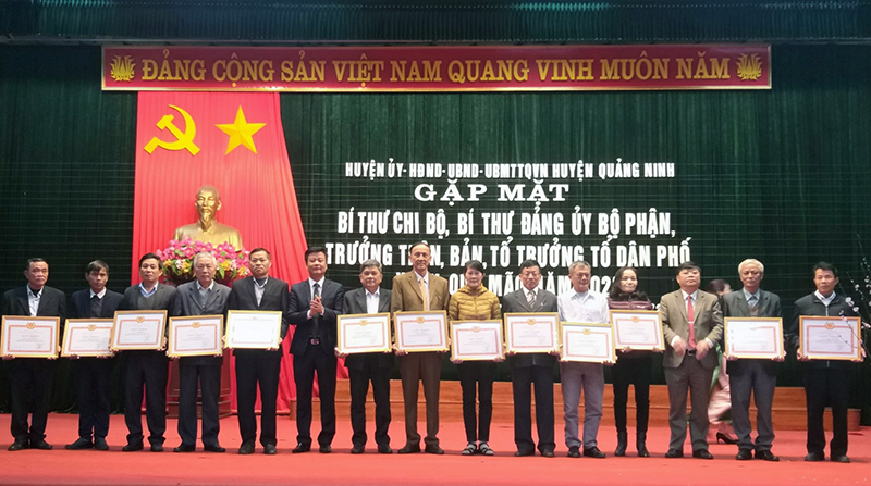 Lãnh đạo huyện Quảng Ninh tặng giấy khen cho các trưởng thôn, bản, tổ trưởng TDP có thành tích xuất sắc trong thực hiện nhiệm vụ năm 2022.