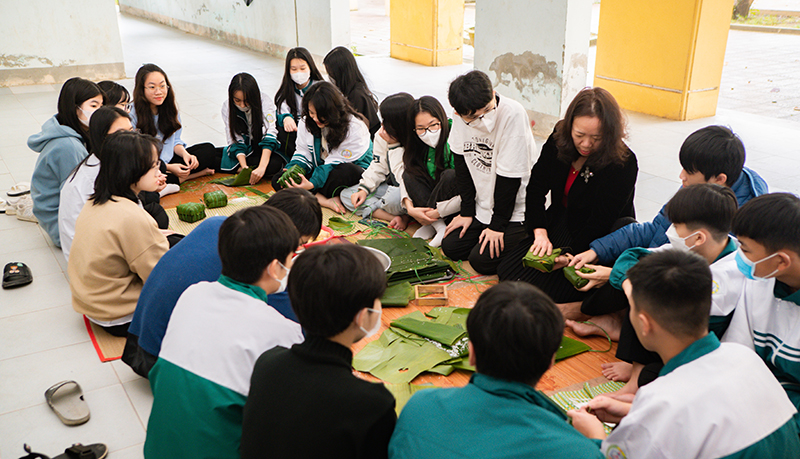 Học sinh Trường THPT chuyên Võ Nguyên Giáp gói bánh chưng xanh tặng người dân vùng khó