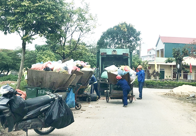 Công nhân Công ty CP Môi trường và Phát triển đô thị Quảng Bình thu gom rác trong những ngày giáp Tết.