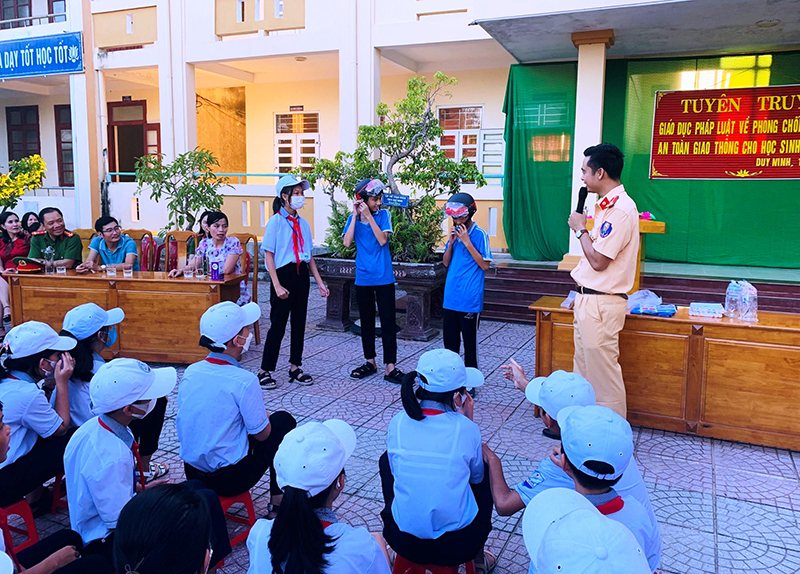 Công tác tuyên truyền pháp luật về TTATGT được xác định là nhiệm vụ trong tâm được Công an huyện Quảng Ninh tổ chức thường xuyên.