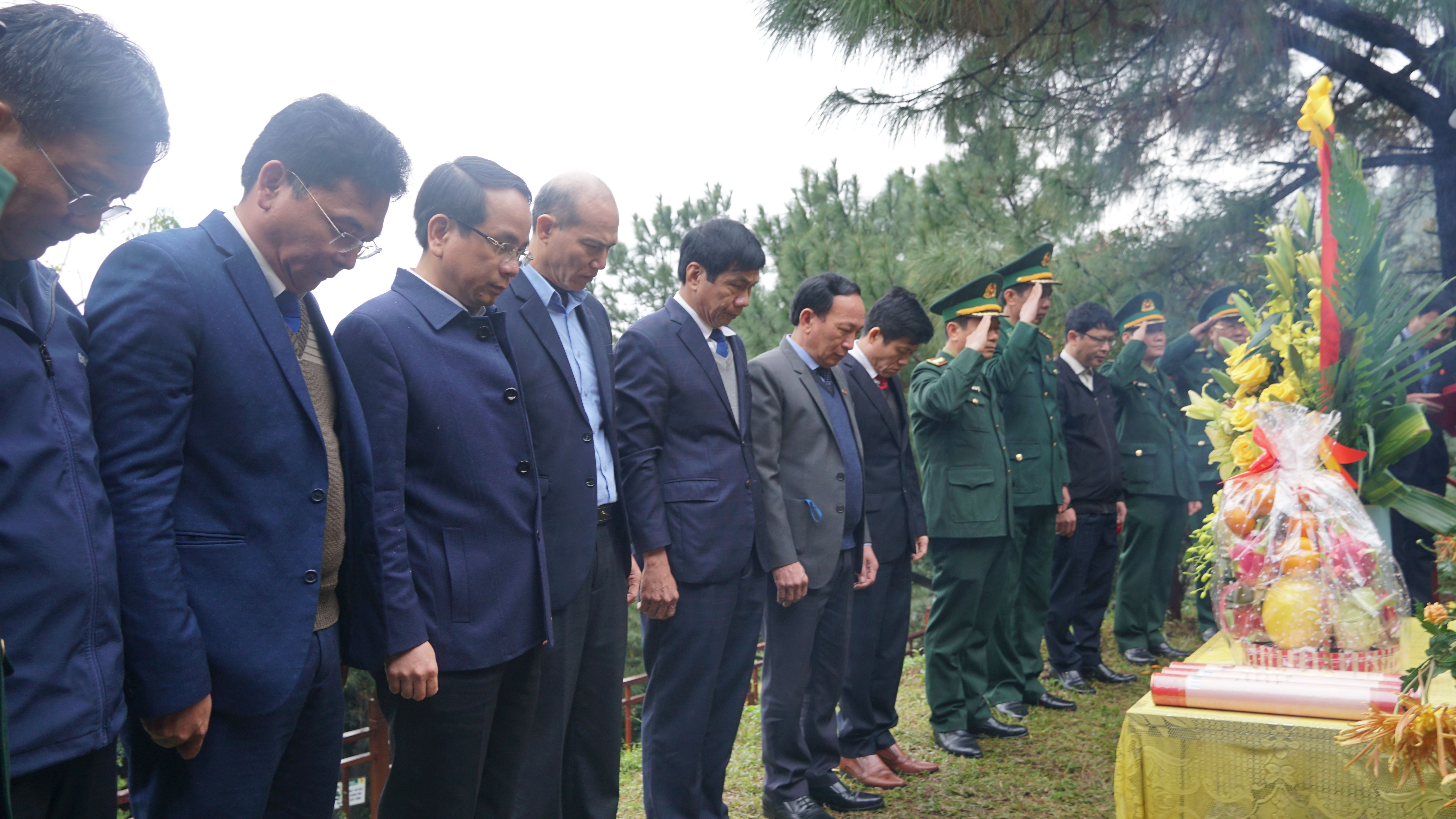 Đồng chí Phó Bí thư Thường trực Tỉnh ủy Trần Hải Châu cùng các đại biểu dành phút mặc niệm bày tỏ lòng thành kính, tri ân sâu sắc công lao to lớn của Đại tướng Võ Nguyên Giáp.
