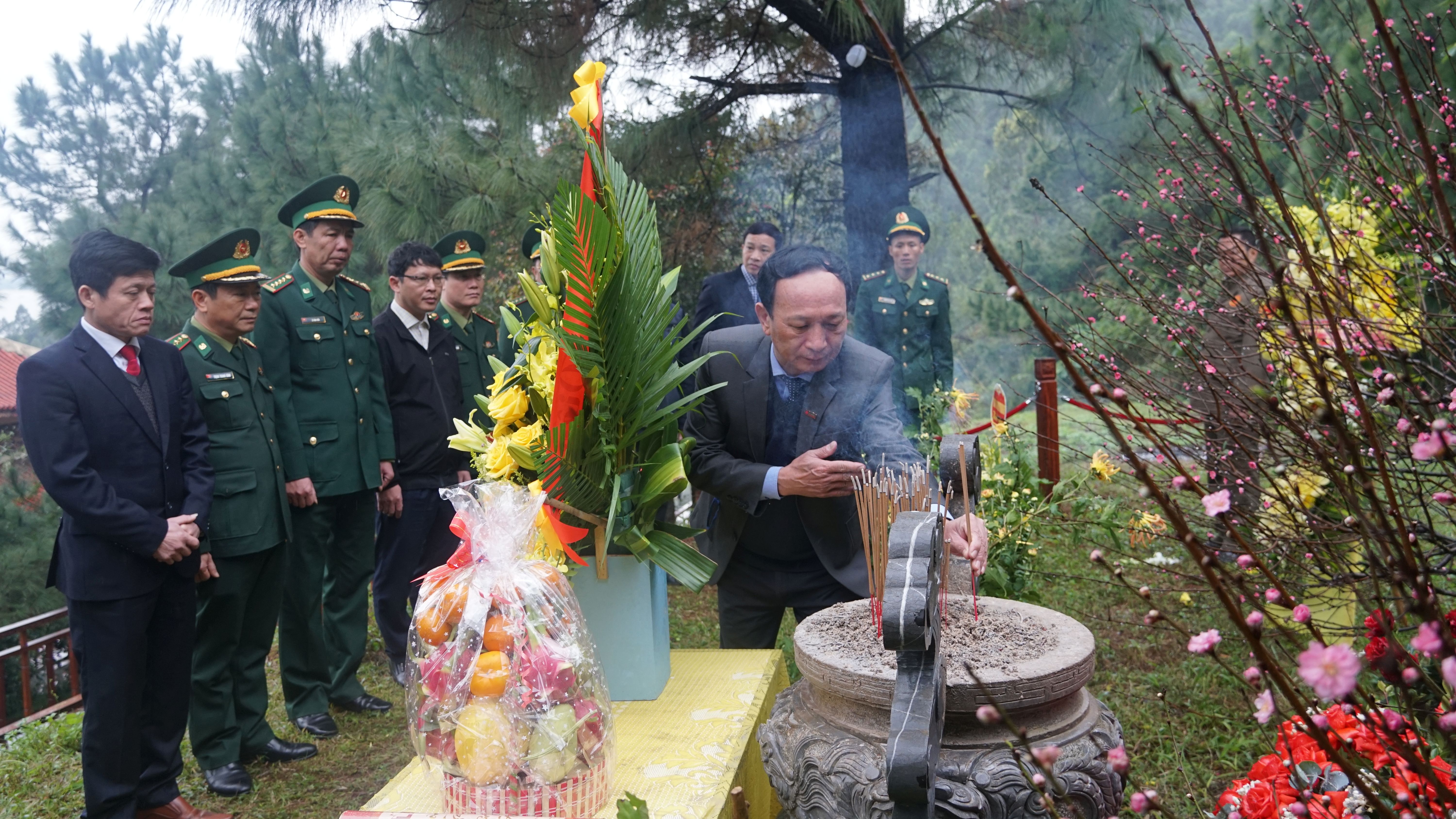 Đồng chí Phó Bí thư Thường trực Tỉnh ủy Trần Hải Châu cùng các đại biểu dâng hương tại mộ Đại tướng Võ Nguyên Giáp.