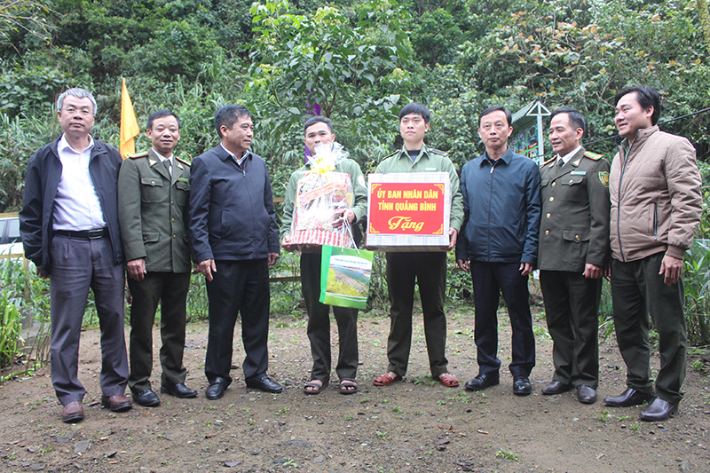 Đồng chí Phó Chủ tịch Thường trực UBND tỉnh Đoàn Ngọc Lâm tặng Quà cho Trạm quản lý BVR Cầu Khỉ (Ban quản lý Khu dự trữ thiên nhiên Động Châu-Khe Nước Trong)