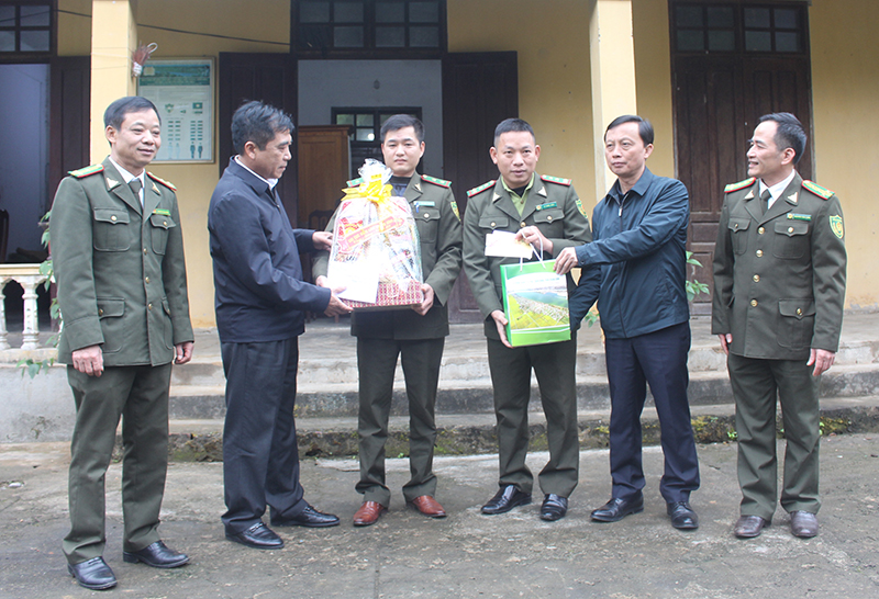 Đồng chí Phó Chủ tịch Thường trực UBND tỉnh Đoàn Ngọc Lâm tặng quà Trạm Kiểm lâm Lâm Thủy