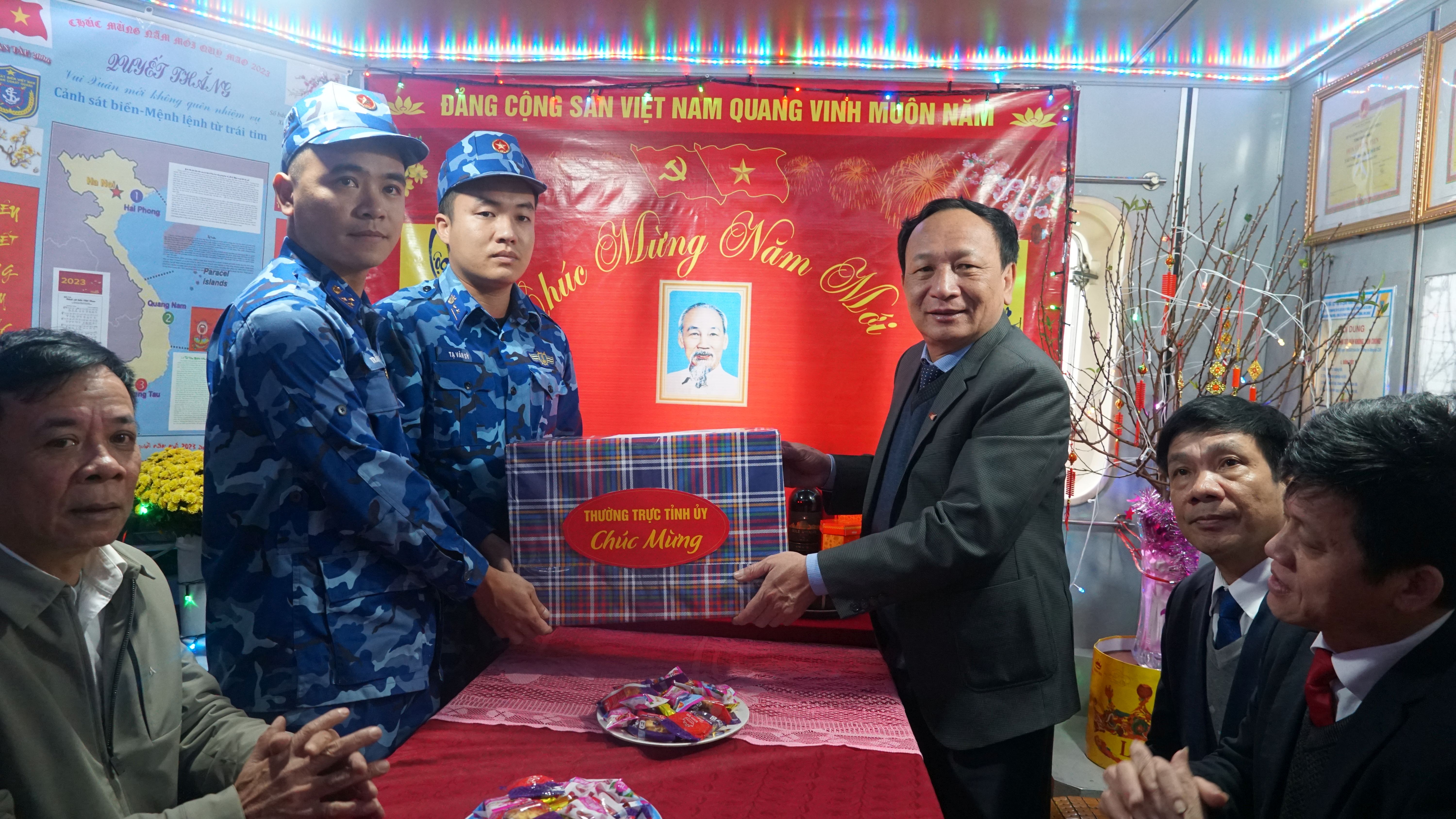 Đồng chí Phó Bí thư Thường trực Tỉnh ủy Trần Hải Châu tặng quà cho cán bộ, chiến sỹ tàu Cảnh sát biển 2006.
