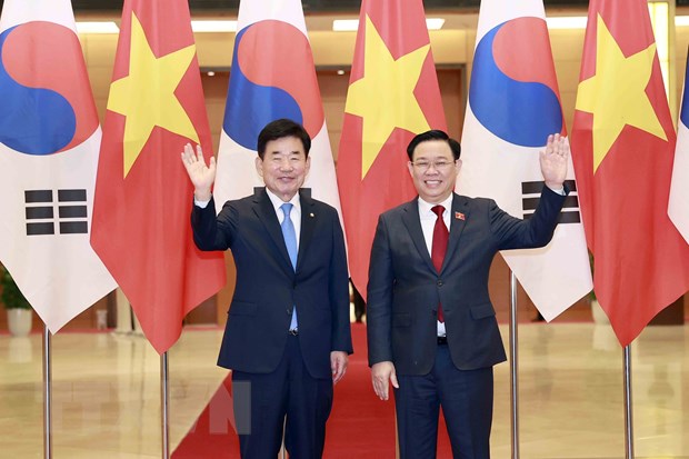 Chủ tịch Quốc hội Vương Đình Huệ và Chủ tịch Quốc hội Hàn Quốc Kim Jin-pyo chụp ảnh chung. (Ảnh: Doãn Tấn/TTXVN)