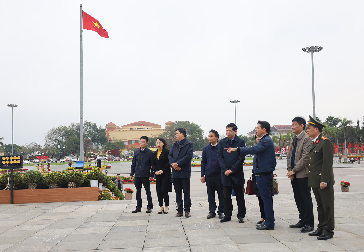 Đồng chí Phó Chủ tịch UBND tỉnh Hồ An Phong kiểm tra công tác chuẩn bị tại Quảng trường Hồ Chí Minh.