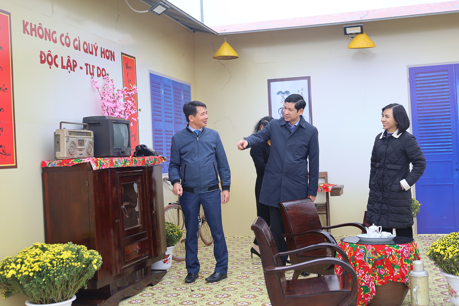 Đồng chí Phó Chủ tịch UBND tỉnh Hồ An Phong kiểm tra công tác trang trí tại Quảng trường biển Bảo Ninh.