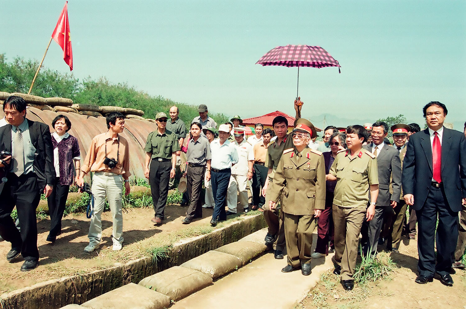 Đại tướng Võ Nguyên Giáp thăm Hầm chỉ huy của quân đội Pháp thua trận năm 1954 ở Điện Biên Phủ được Đại tá, nhà báo, NSNA Trần Hồng chụp năm 2004.