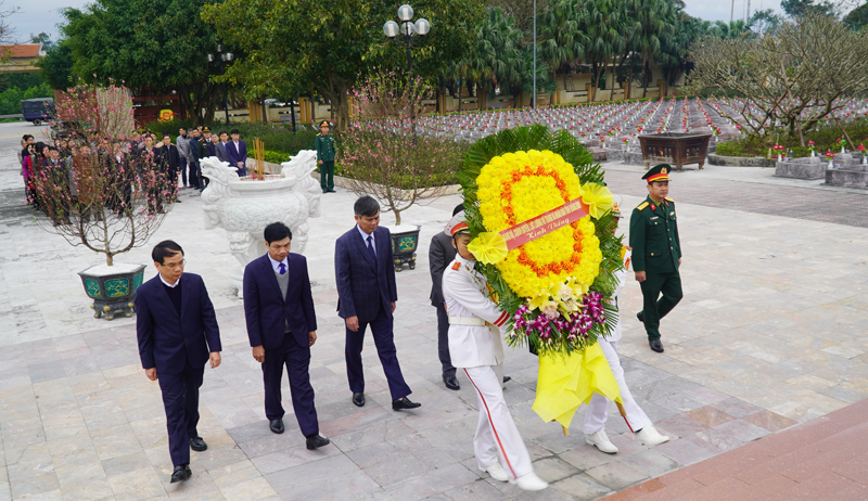 Các đồng chí lãnh đạo tỉnh kính cẩn dâng hoa tại Nghĩa trang liệt sỹ Ba Dốc. 