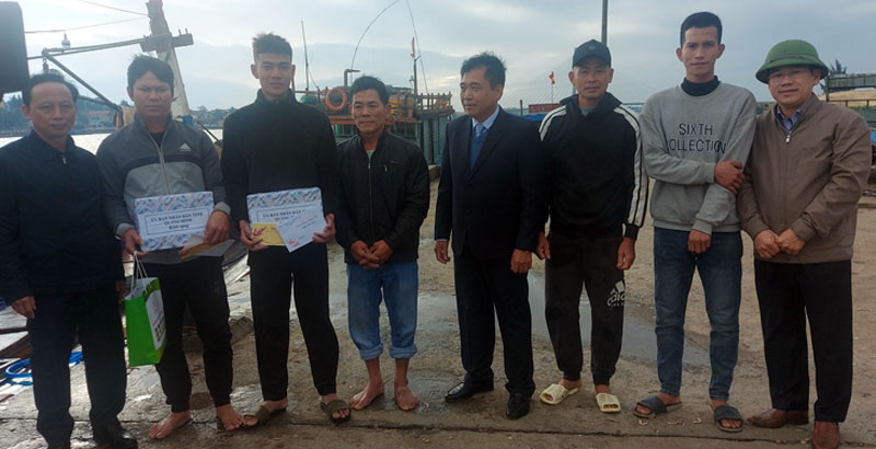 Đồng chí Phó Chủ tịch Thường trực UBND tỉnh Đoàn Ngọc Lâm tặng quà cho bà con ngư dân tại cảng cá sông Gianh.