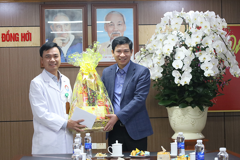 Đồng chí Phó Chủ tịch UBND tỉnh đã tặng quà Tết cho cán bộ, y, bác sỹ Bệnh viện hữu nghị Việt Nam-Cuba Đồng Hới.