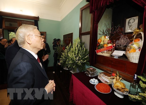 Tổng Bí thư Nguyễn Phú Trọng dâng hương tưởng niệm Chủ tịch Hồ Chí Minh. (Ảnh: Trí Dũng/TTXVN)