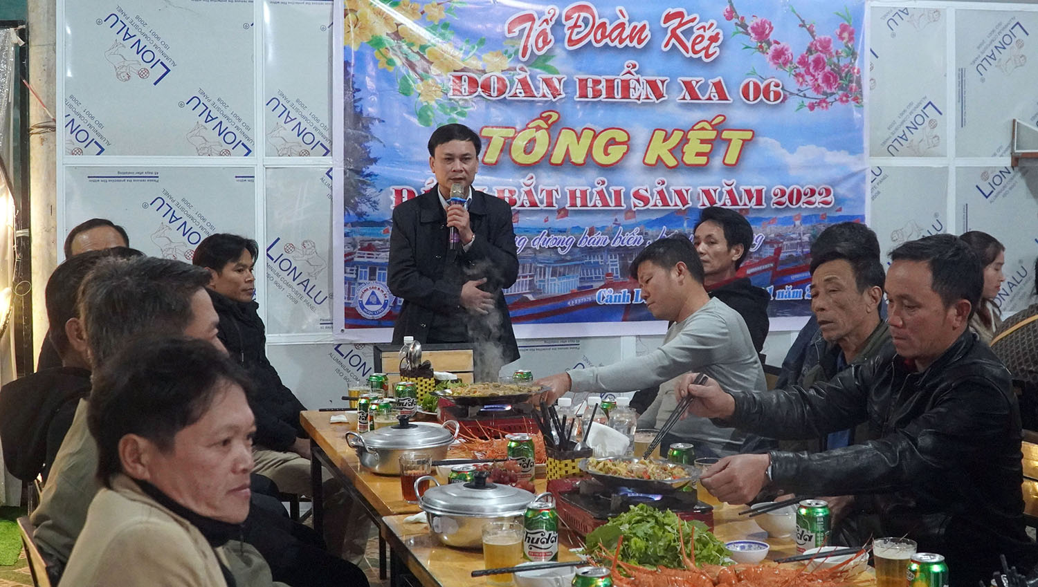 Chủ tịch Hội Nông dân xã Nguyễn Ngọc Tiếp trao đổi với các chủ tàu về mùa biển 2023.