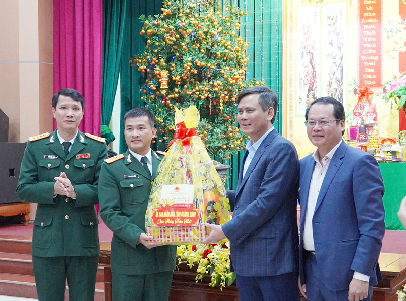 1. Đồng chí Chủ tịch UBND tỉnh Trần Thắng tặng quà, động viên cán bộ, chiến sĩ Bộ CHSQ tỉnh.