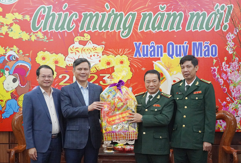 Đồng chí Chủ tịch UBND tỉnh Trần Thắng tặng quà cho cán bộ, chiến sĩ Bộ Chỉ huy BĐBP tỉnh.