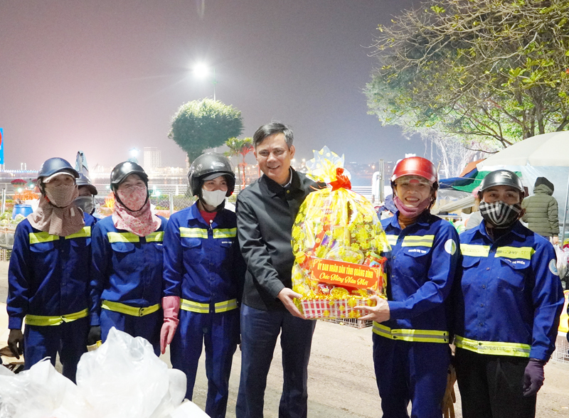 Đồng chí Chủ tịch UBND tỉnh Trần Thắng thăm, động viên cán bộ, công nhân Công ty CP Môi trường và Phát triển đô thị Quảng Bình.