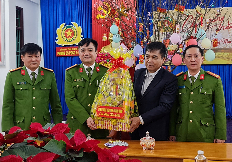 Đồng chí Phó Chủ tịch Thường trực UBND tỉnh Đoàn Ngọc Lâm thăm, tặng quà Phòng Cảnh sát PCCC-CNCH. 