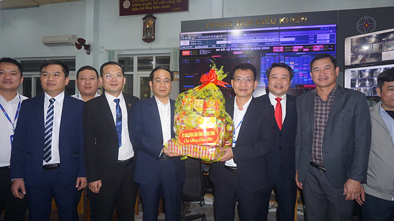 Đồng chí Phó Chủ tịch UBND tỉnh Phan Mạnh Hùng tặng quà chúc mừng năm mới tập thể cán bộ, công nhân viên PC Quảng Bình đang làm nhiệm vụ đêm giao thừa.