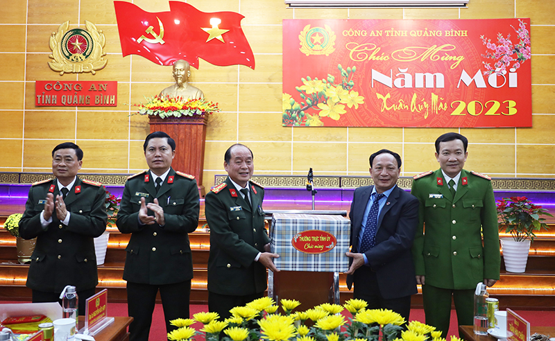 Đồng chí Phó Bí thư Thường trực Tỉnh ủy Trần Hải Châu tặng quà chúc mừng năm mới cán bộ, chiến sỹ Công an tỉnh. 