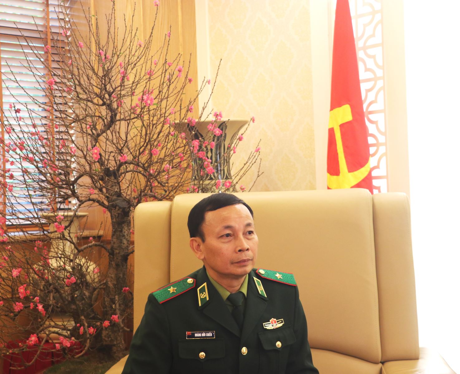 Thiếu tướng Hoàng Hữu Chiến, Đại biểu Quốc hội, Phó Tư lệnh - Tham mưu trưởng Bộ đội Biên phòng trả lời phỏng vấn phóng viên báo Tin tức.