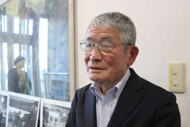 Ông Ryokichi Motoyoshi, nguyên Tổng Thư ký Hội Hữu nghị Nhật - Việt trao đổi về ý nghĩa của Hiệp định Paris. (Ảnh: Phạm Tuân/TTXVN)