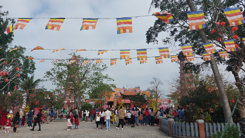 Hàng ngàn người dân đến Chùa Hoàng Phúc trong ngày mồng 1  Tết