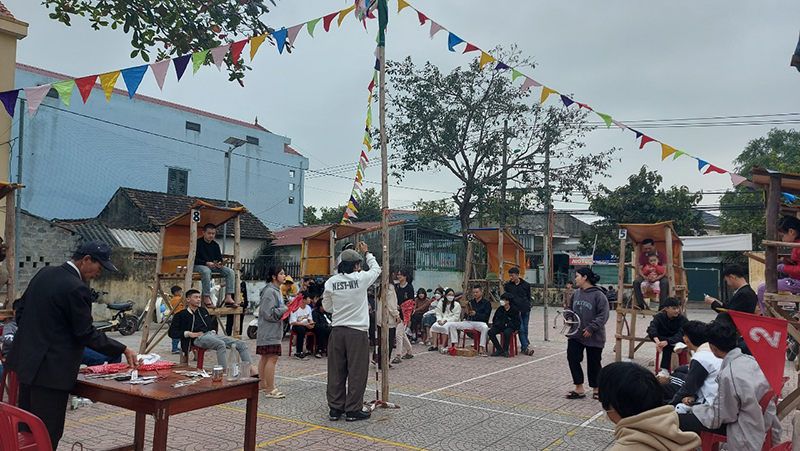 Người dân phường Nam Lý hòa mình vào hội Bài Chòi truyền thống.