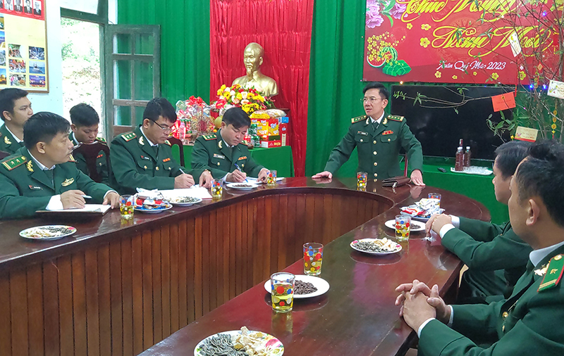 Thượng tá Ngô Minh Điền, Phó Chính ủy biểu dương cán bộ chiến sỹ Tiểu đoàn Huấn luyện cơ động đảm bảo mọi mặt công tác SSCĐ trong dịp Tết (Hoài Nam).