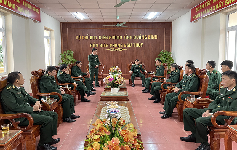 Trung tá Nguyễn Ngọc Tú, Đồn trưởng Đồn Biên phòng Ngư thủy báo cáo tình hình thực hiện nhiệm vụ của đơn vị (Thanh Hằng).