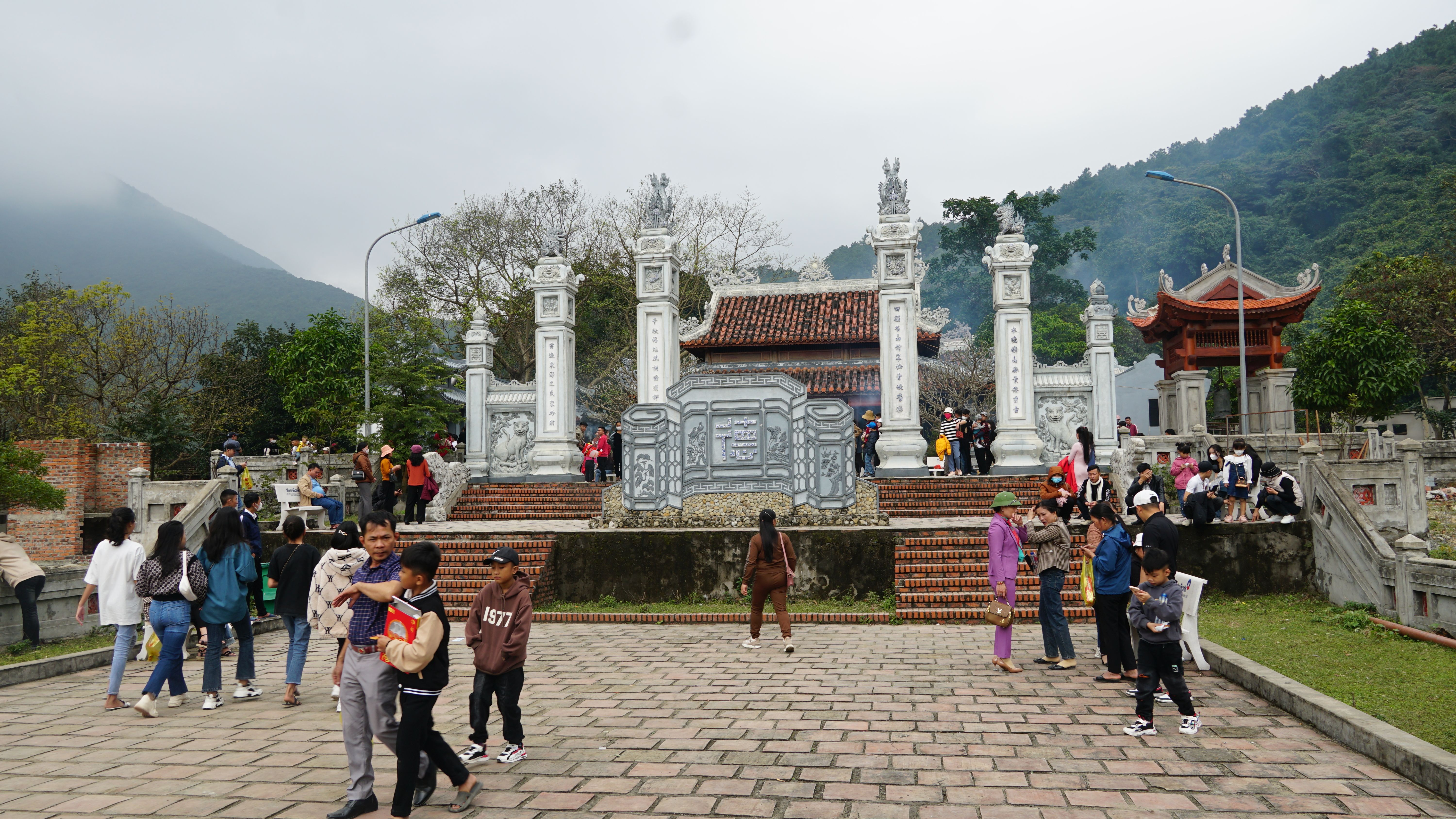 Đông đảo người dân, du khách du xuân, viếng Đền Thánh Mẫu Liễu Hạnh.