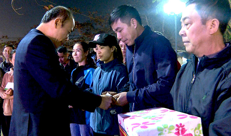 Lãnh đạo huyện Tuyên Hóa thăm chúc Tết, động viên công nhân vệ sinh môi trường trong đêm 30 Tết.