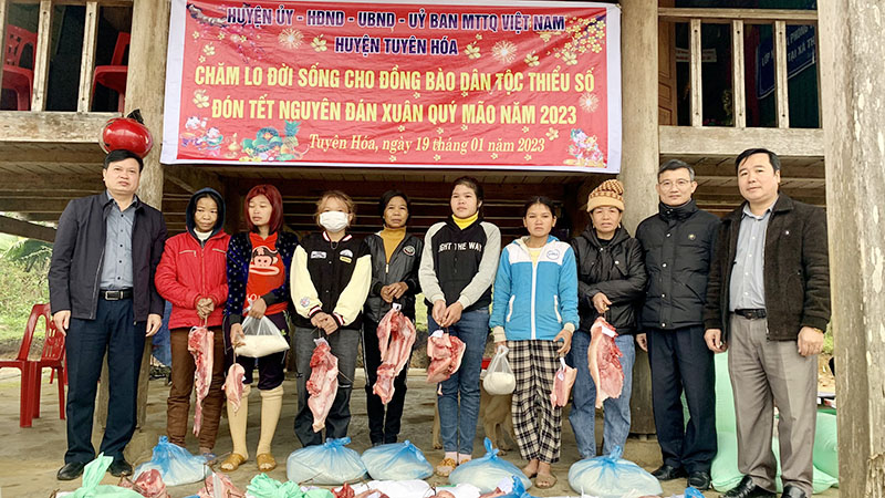 Lãnh đạo huyện Tuyên Hóa tặng quà cho đồng bào dân tộc thiểu số.