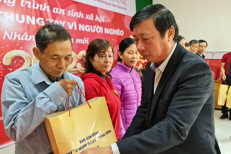 Đại diện lãnh đạo Ủy ban MTTQVN huyện Quảng Ninh trao quà Tết cho các hộ nghèo.