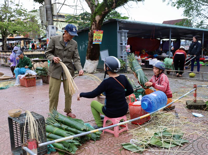 Người dân huyện Minh Hóa mua sắm hàng tại chợ Quy Đạt để đón Tết Quý Mão 2023.