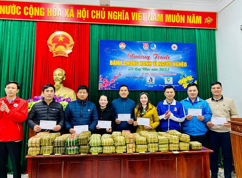 Đoàn viên thanh niên tham gia gói bánh chưng ủng hộ người nghèo nhân dịp Tết Nguyên đán Quý Mão 2023.