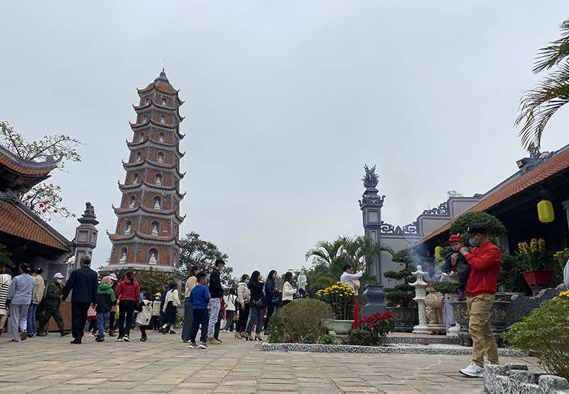Nhiều du khách lựa chọn viếng thăm các địa điểm du lịch tâm linh nhân dịp Tết Nguyên đán 2023.