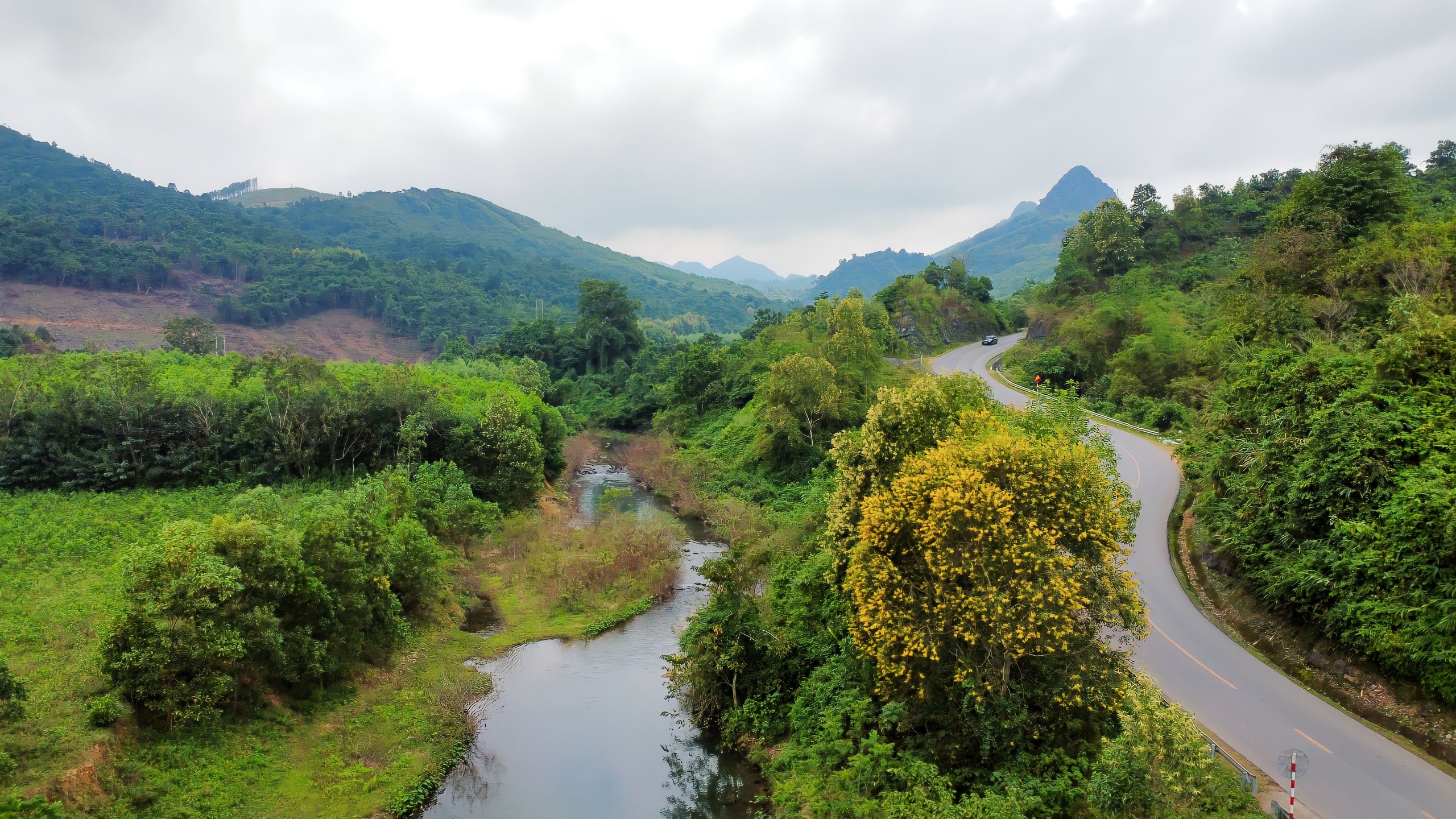Khe Cái chảy qua xã Yên Hóa có hướng chảy ngược từ Đông sang Tây.