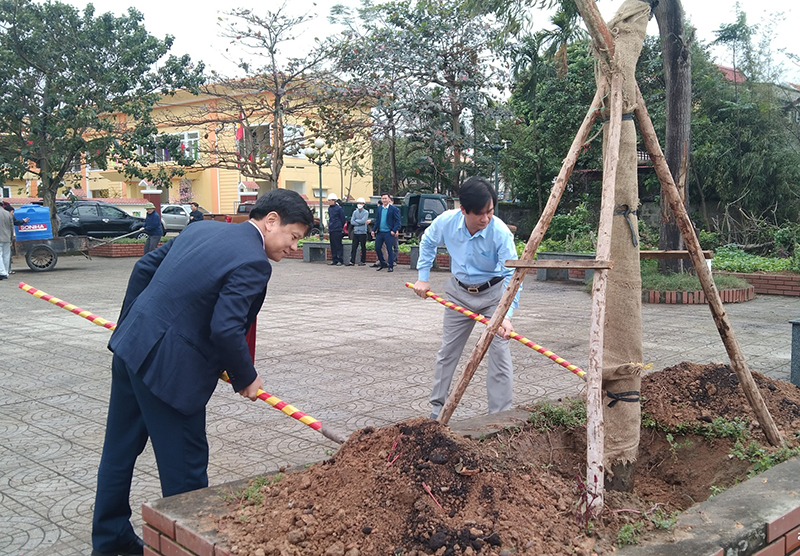 Lãnh đạo huyện Lệ Thủy trồng cây tại tổ dân phố Xuân Giang, thị trấn Kiến Giang.