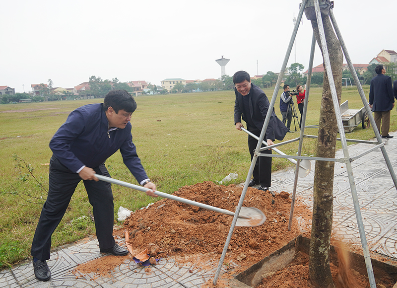 Các đồng chí lãnh đạo huyện Bố Trạch tham gia trồng cây xanh đầu xuân Quý Mão 2023.