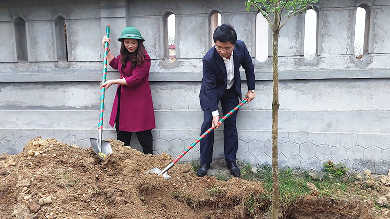 Đồng chí Trương An Ninh, Ủy viên Ban Thường vụ Tỉnh ủy, Bí thư Thị ủy Ba Đồn tham gia Tết trồng cây tại nghĩa trang liệt sỹ xã Quảng Tân.