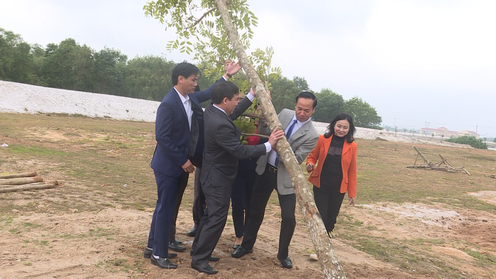 Các đồng chí lãnh đạo huyện Quảng Trạch trồng cây bóng mát tại Trung tâm Văn hóa- Thể thao huyện.