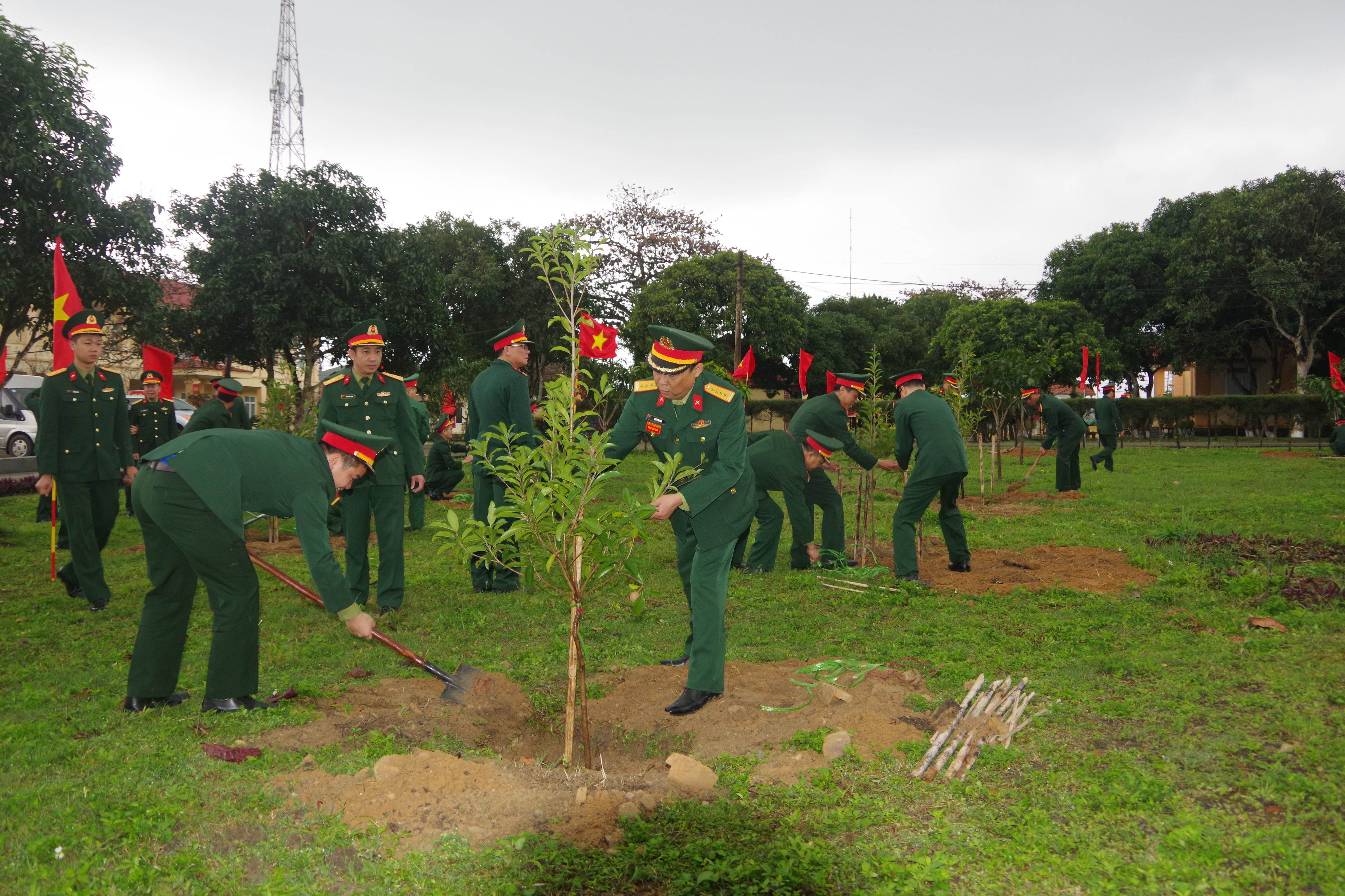 Hoạt động trồng cây tại khuôn viên Trung đội vận tải.