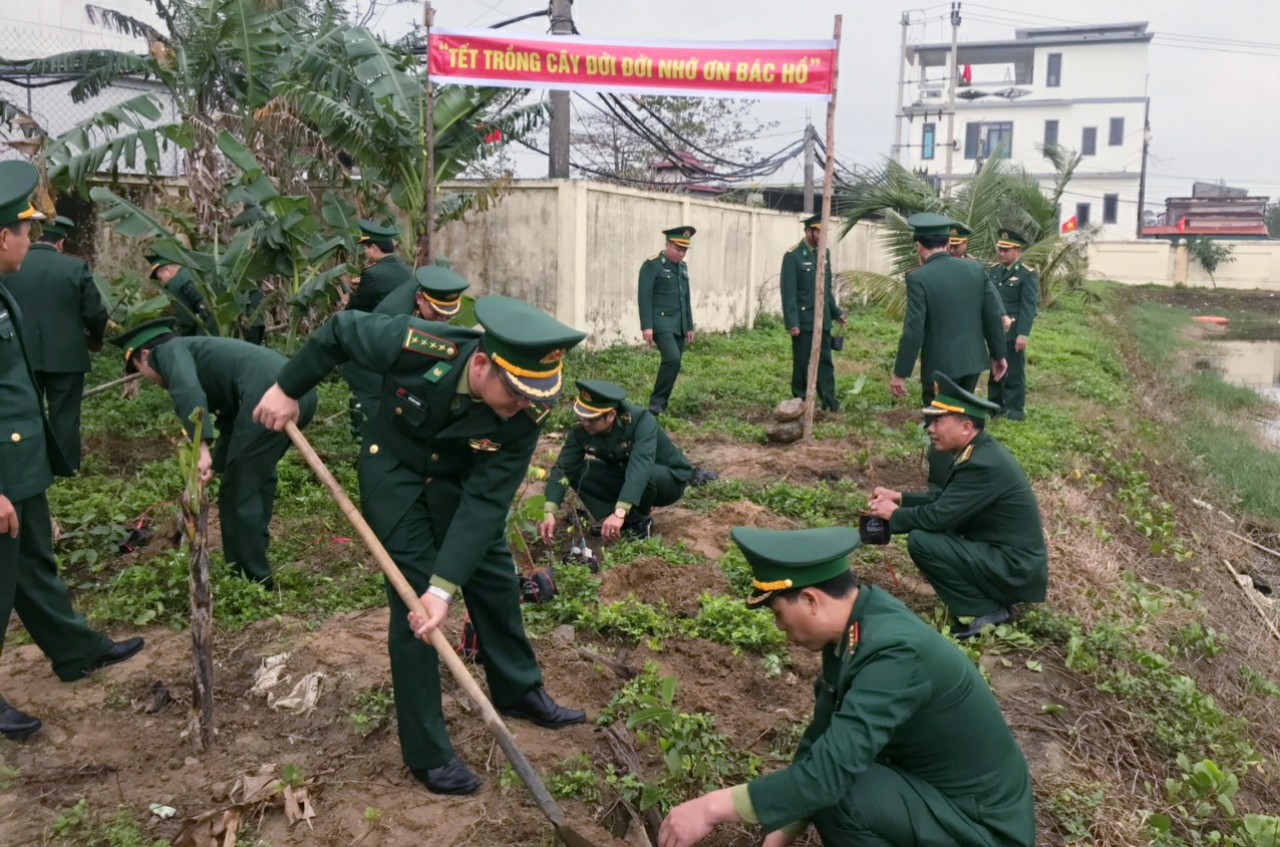 Cán bộ, chiến sĩ Đồn Biên phòng Làng Mô, BĐBP tỉnh phối hợp với nhân dân địa phương tham gia trồng cây trên địa bàn.