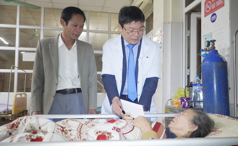 Giám đốc Sở Y tế bác sĩ Dương Thanh Bình đã đến thăm hỏi, tặng quà động viên và chúc Tết bệnh nhân đêm giao thừa Quý Mão.
