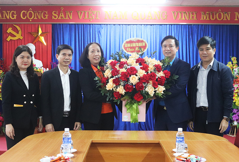 Lãnh đạo LĐLĐ tỉnh tặng hoa, chúc Công ty TNHH S&D Quảng Bình gặt hái nhiều thành quả trong năm 2023.